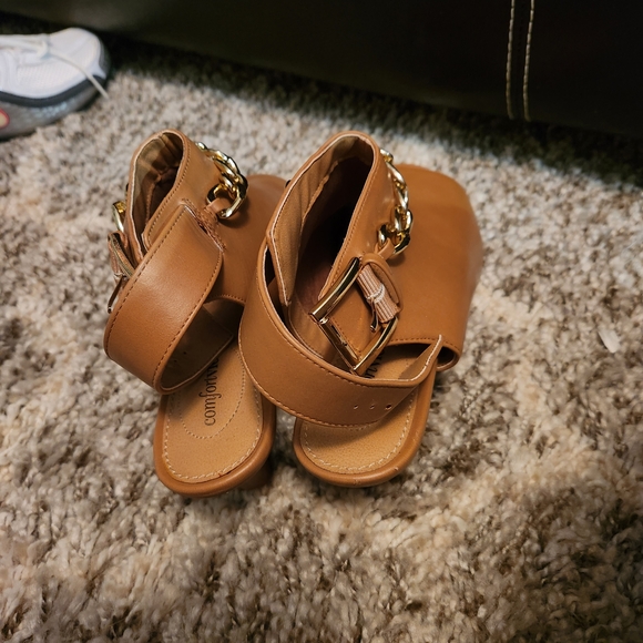 Comfortview Tan Peep-Toe Mules with Gold Chain - Picture 2 of 4